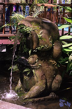 Ein Wasser speiender Frosch in einem Hotel in Sanur auf Bali