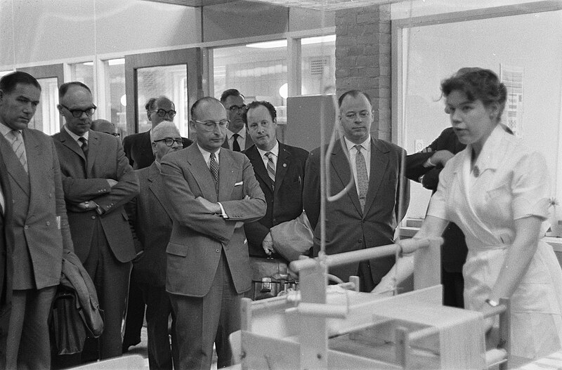 File:Wethouder van Gezondheid en Ziekenhuiswezen mr R van de Bergh opent in het Oos, Bestanddeelnr 911-2594.jpg