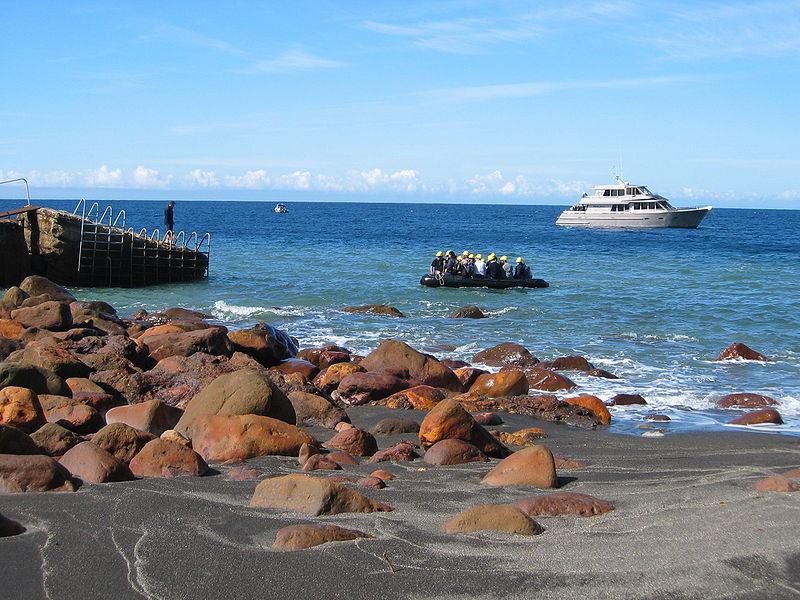 File:White Island - tourists coming in to land.JPG