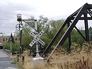 アメリカでしばしば見かけられる「ウィグワグ」（Wigwag）。赤灯部分が左右に揺れ、鐘の音が鳴り列車の接近を知らせる（ワシントン州プルマン）。