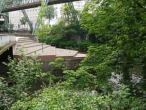 The division of the Wupper in front of the island.  At the time of recording, the tip and the Hartmann-Ufer are under construction.  Later, pedestrians will be able to get closer to the Wupper
