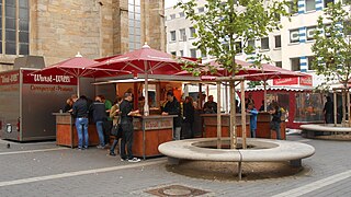Größere eckige Stehtische mit Markisen, hier bei einem Imbissstand in Dortmund
