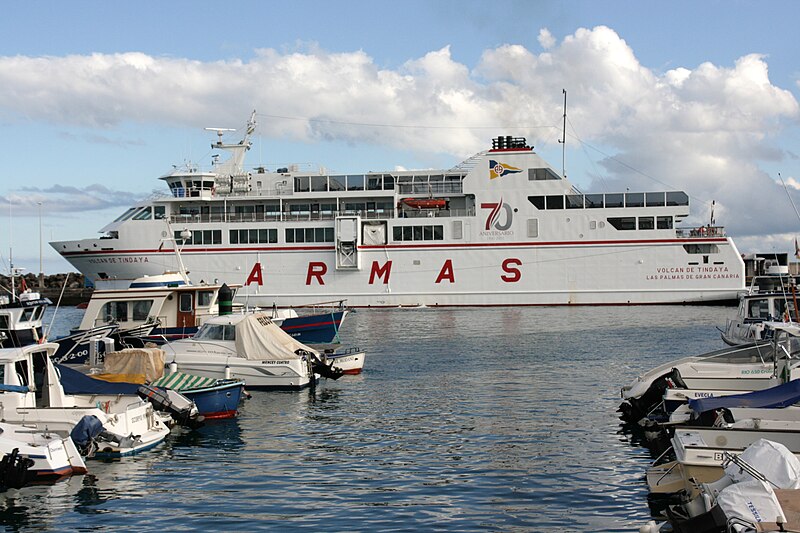 File:Yaiza Playa Blanca - Calle del Chinchorro - Port - Volcan De Tindaya 01 ies.jpg