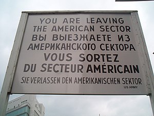 «Du forlater den amerikanske sektoren» – skilt på engelsk, russisk, fransk og tysk ved Checkpoint Charlie i Berlin.