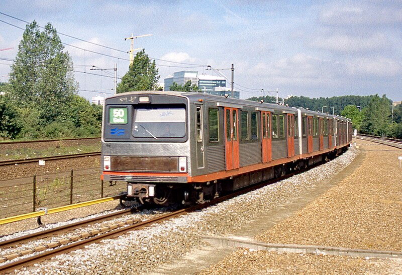 File:Zilvermeeuw metrotrain.jpg