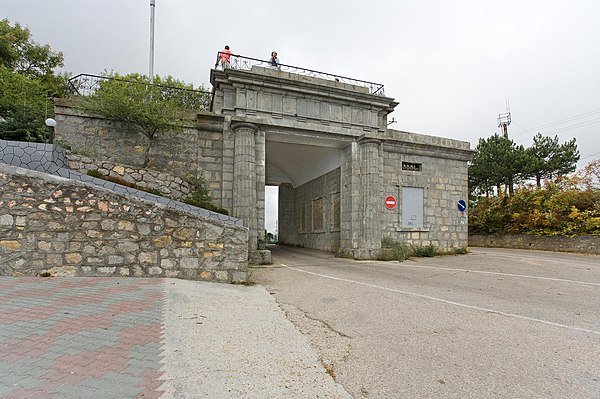 Байдарские ворота в крыму история. Байдарские ворота Севастополь. Форос Байдарские ворота. Байдарские ворота в Крыму. Перевал Байдарские ворота.