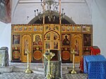 Kyrkans interiör mot ikonostasen.