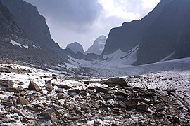 Glacier Azarova, du nom du géologue décédé dans un accident en 1949 près de la Gorge de marbre.
