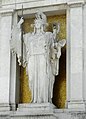 Статуя богині на площі Венеції и Римі.jpg