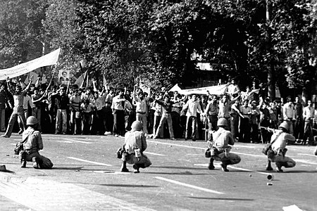 İran Devrimi sırasında gerçekleşen Pehlevi karşıtı bir gösteri; 1978. (Üreten: Bilinmiyor)