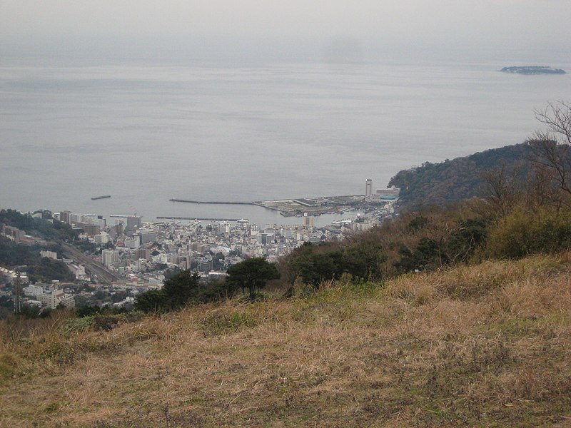 File:滝知山展望台から見る熱海 - panoramio.jpg