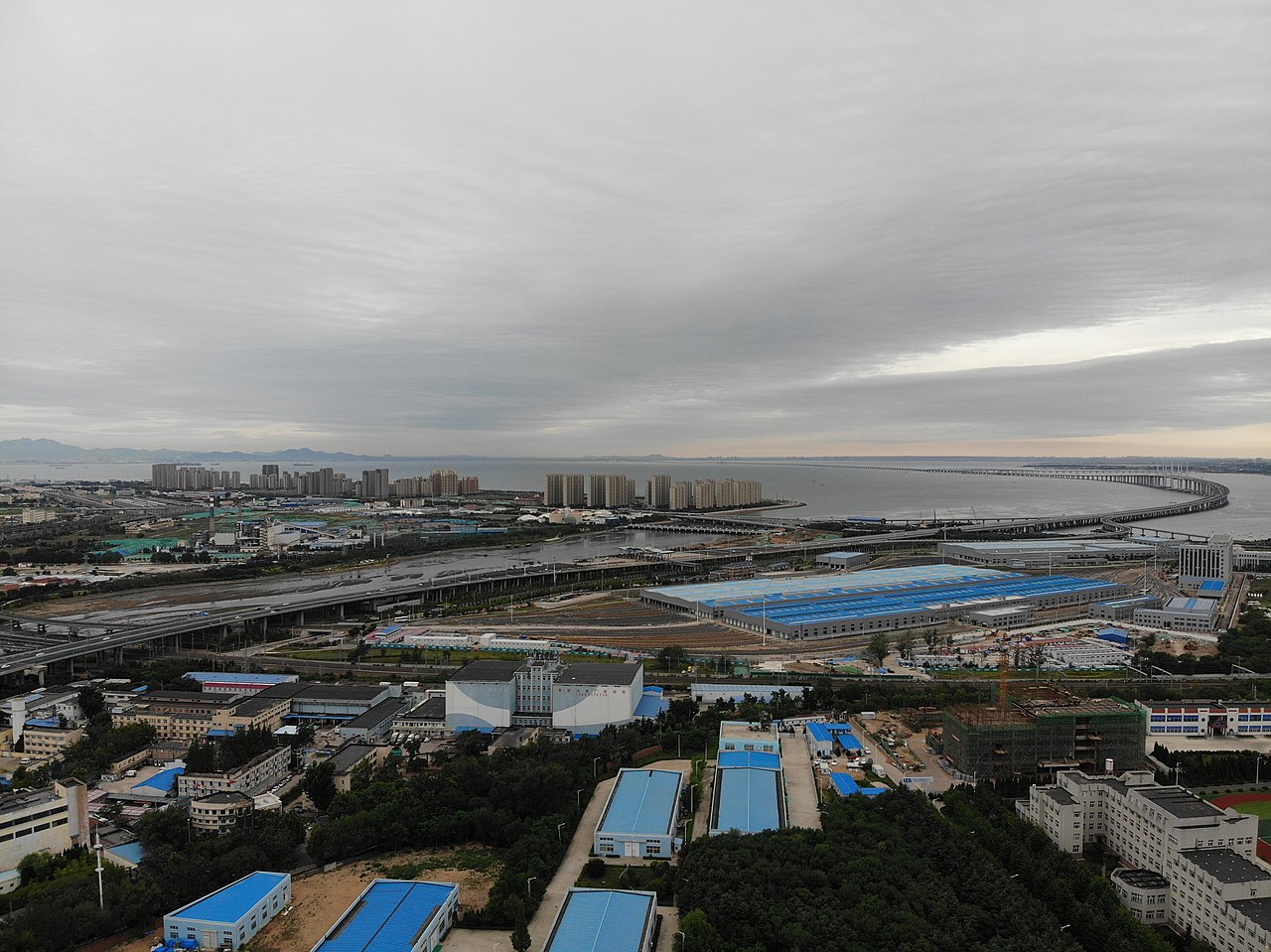 File 青岛地铁安顺路车辆基地与胶州湾大桥 Jpg Wikimedia Commons