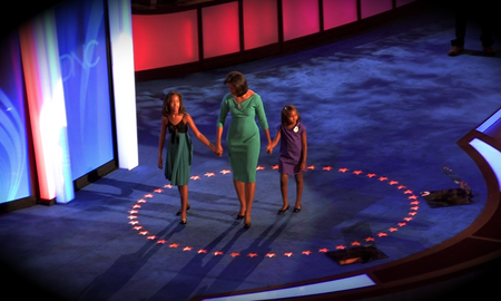 Tập_tin:20080825_Michelle_Obama_With_Daughters_at_2008_Democratic_National_Convention.png