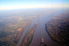 La Garonne et la Dordogne confluent au bec d'Ambès pour former l'estuaire de la Gironde.
