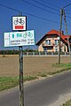 Tablica trasy rowerowej EuroVelo 4 (R-4) w Gołkowicach w gminie Godów