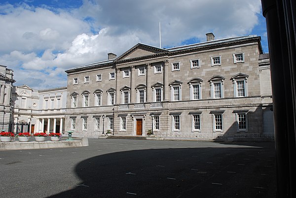 Leinster House, an 18th century ducal palace built by the Duke of Leinster. Since 1922 it has served as the seat of the modern Irish parliament, Oirea