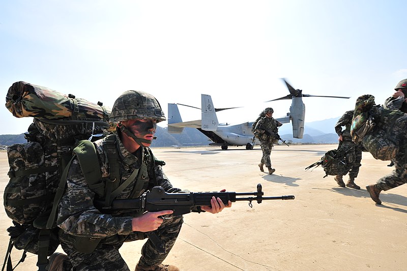 File:2014.4.1. 오스프리, 육상돌격하는 한국해병대 - Apri 1st, 2014. ROK Marines, Assult with Osprey (13711683465).jpg