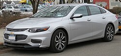 2017 Chevrolet Malibu (E2XX) voorzijde 3.25.18.jpg