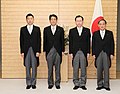 浜田副大臣及びあかま副大臣と写真撮影に臨む安倍総理１