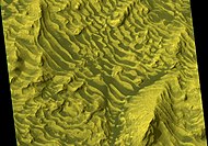 HiWish計劃下高解像度成像科學設備顯示的丹尼爾森隕擊坑中的岩層彩色特寫。