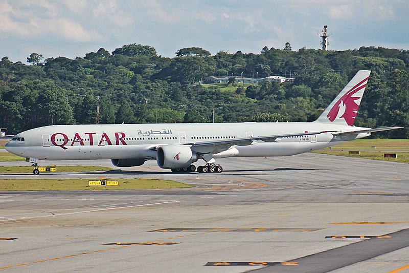 File:777-300ER QATAR SBGR (33350336715).jpg