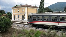 Una littorina in arrivo alla stazione di Contigliano