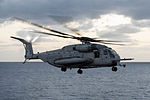 Un hélicoptère CH-53 Super Stallion de l'US Marine Corps affecté à l'Escadron à rotors basculants moyens marins (VMM) 265 décolle du navire d'assaut amphibie USS Bonhomme Richard (DG 6) dans la mer de Chine orientale le 10 mars 140310-N-LM312-095.jpg