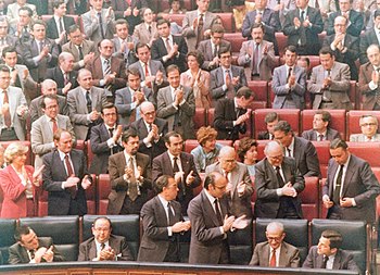 Adolfo Suárez recibe los aplausos de los diputados de su grupo tras su intervención en la sesión plenaria del Congreso de los Diputados (1980-05-21).jpg