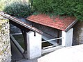 Le lavoir dans une ruelle du village.