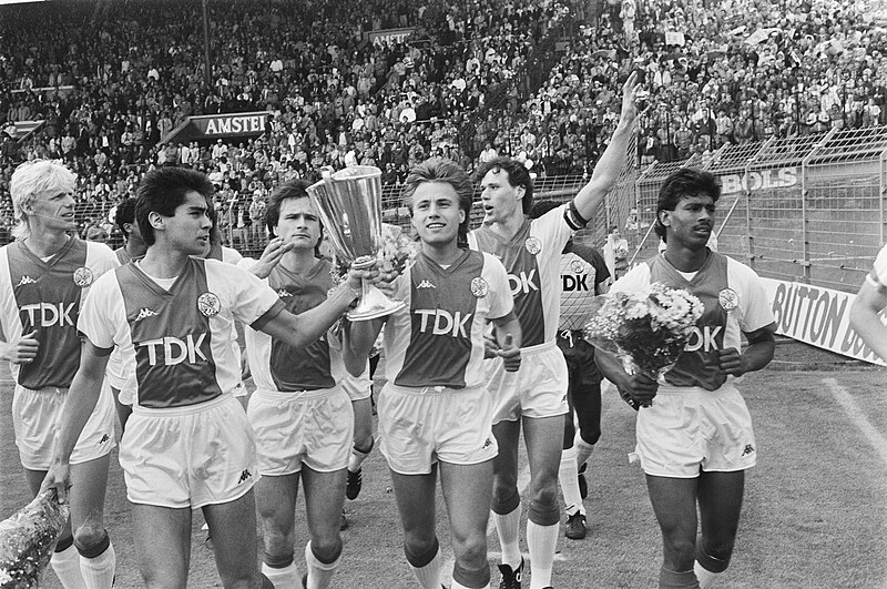 File:Ajax tegen Feyenoord 1-3 ereronde Ajax met Europa Cup I v.l.n.r. Scholten, Silo, Bestanddeelnr 933-9819.jpg