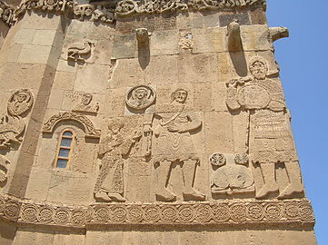 Դաւիթի եւ Գողիաթի մենամարտը պատկերացնող բարձրաքանդակէն հատուած մը (Աղթամարի եկեղեցի)