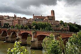 Saint-Cécile sobori va Tarn daryosi bo'ylab Pont Vieux (eski ko'prik) joylashgan Albi.