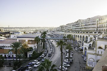 Tugna:Algiers_waterfront_(15708676388).jpg