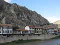 Deutsch: Fluss in der Innenstadt von Amasya mit Pontischen Königsgräbern im Hintergrund English: Old city of Amasya and pontic graves