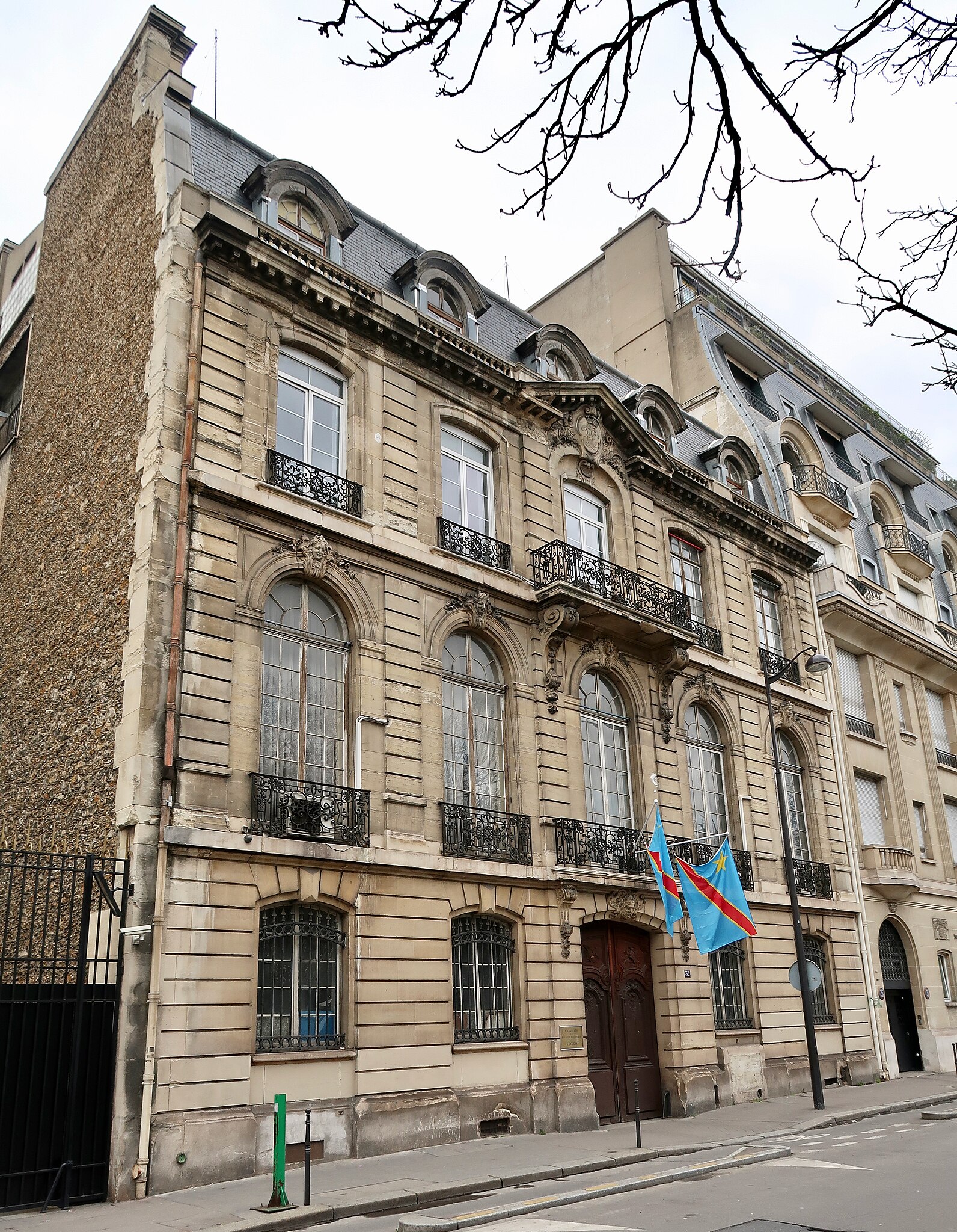 File:Drapeau Comores ambassade Paris.jpg - Wikimedia Commons