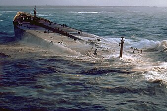 L'enfonsament del petrolier Amoco Cadiz el març de 1978 a Portsall (Finisterre), i el vessament de petroli que se'n va fer, van conscienciar els bretons sobre la qüestió del medi ambient