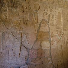 Taharka pred bogom Amonom, Džebel Barkal, tempelj B300
