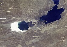 Image satellite du lac Assal (à gauche) séparé du Ghoubbet-el-Kharab (à droite) par l'Ardoukôba.