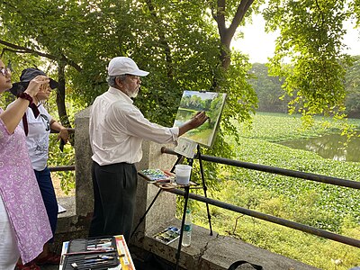 Artist Milind Mullick at Paint the River event on banks of Mula river, Rajiv Gandhi Udyan, Holkar Bridge, Pune Photographer: RTmhasvai