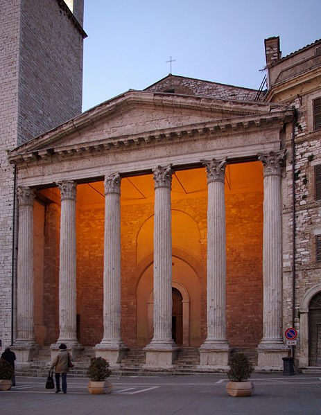 File:Assisi Piazza del Comune BW 4.JPG