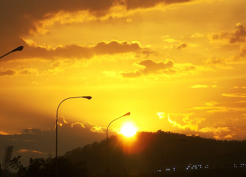 File:Atardecer en el puerto.JPG