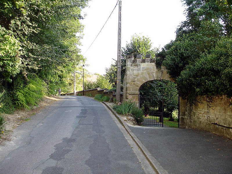 File:Auvers-sur-Oise - Rue Daubigny 02.jpg