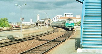 Train Lyon-Bordeaux arrivant à Commentry en mai 2004.