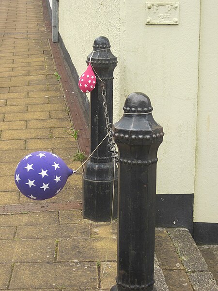 File:Balloons, Totnes - geograph.org.uk - 4133462.jpg
