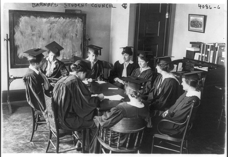 File:Barnard College student council - seated around table in caps and gowns LCCN2006686899.jpg