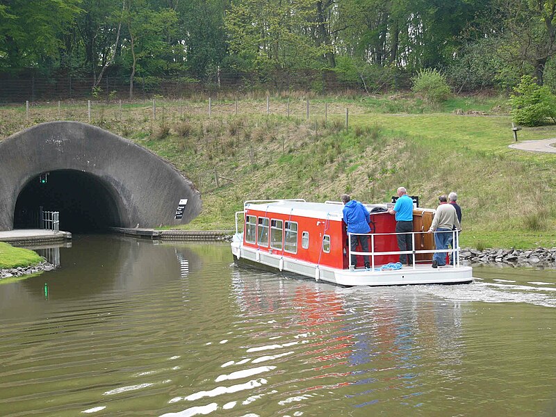 File:Barr at AntonineTunnel.jpg