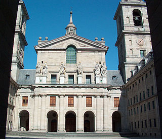 Patio de los Reyes y fachada de la Basílica del Monasterio de El Escorial, de Herrera.