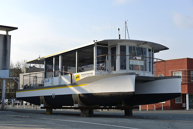 File:Bateau à propulsion électrosolaire (15).JPG