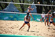 Deutsch: Beachvolleyball bei den Olympischen Jugendspielen 2018; Tag 8, 14. Oktober 2018; Mädchen, Achtelfinale – Mexiko-China 0:2 (15–21/16–21) English: Beach volleyball at the 2018 Summer Youth Olympics at 14 October 2018 – Girls Round of 16 – Mexico-China 0:2 (15–21/16–21)