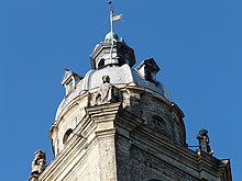 Fotografía que muestra la parte superior del campanario.